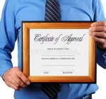 hombre-de-negocios-que-sostiene-el-certificado-35015482